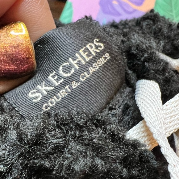 💜💜 Black and Gold Skechers Glitter Slip On Sneakers - Picture 4 of 6